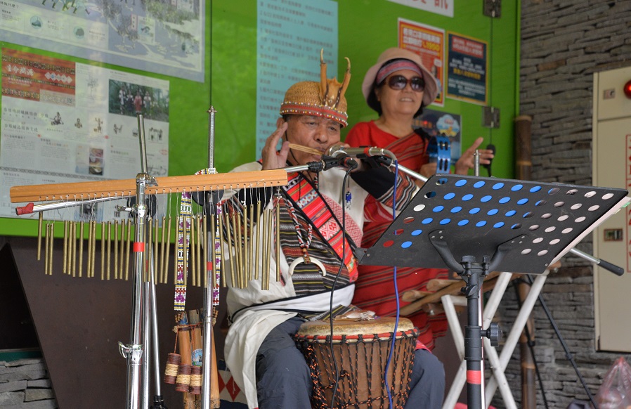 街頭藝人梁玉水至雪見遊客中心定點表演,並與遊客互動,共八張照片